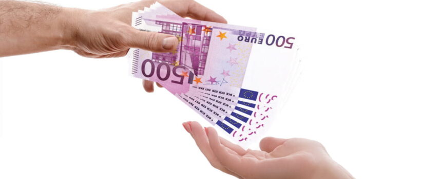 500 eurós bankjegyek átadása két kéz között.